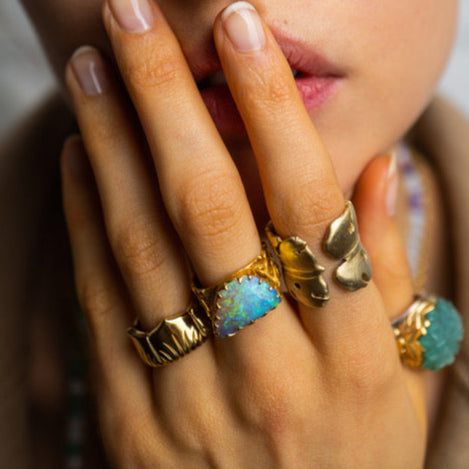 Gravierter Opal Ring mit Diamanten 22kt Gold