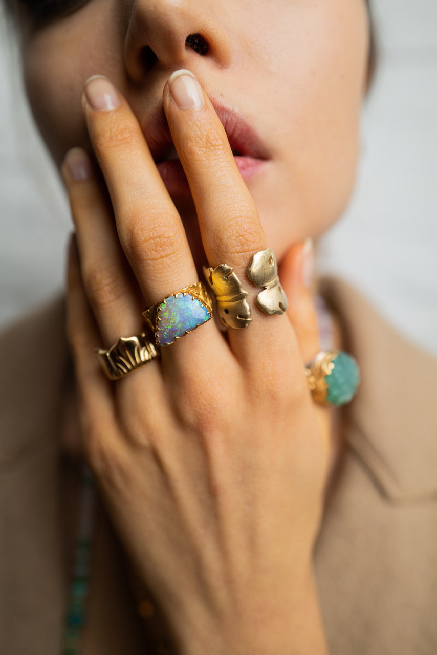 Gravierter Opal Ring mit Diamanten 22kt Gold