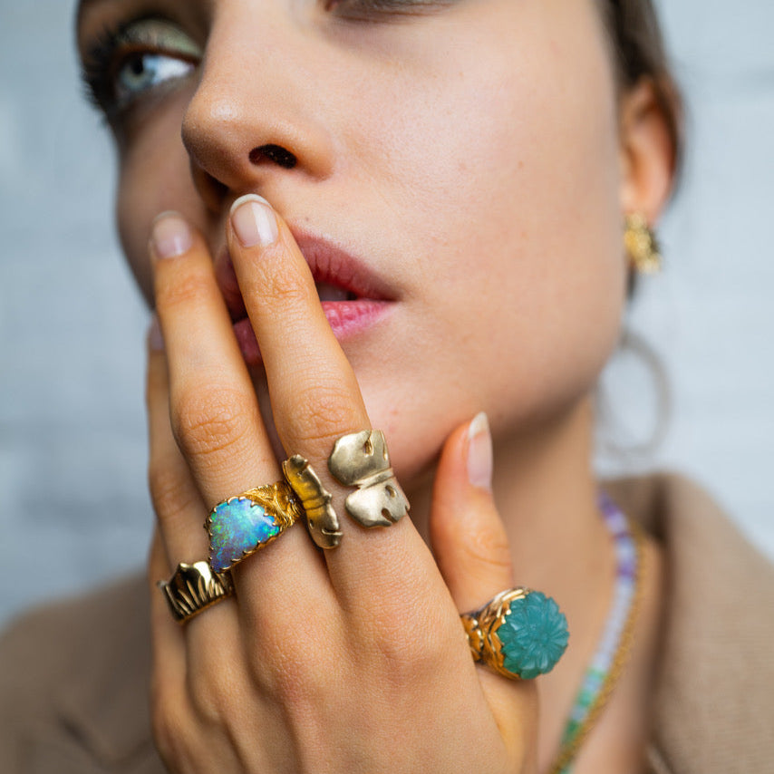 Gravierter Opal Ring mit Diamanten 22kt Gold