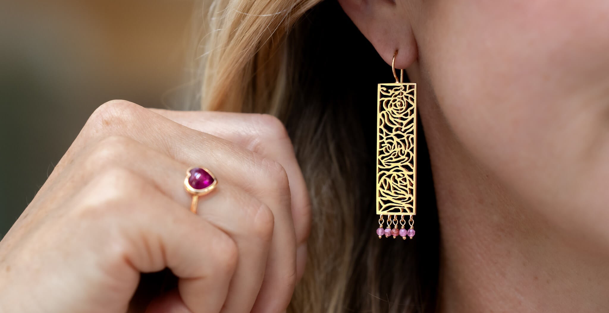 „Ohrring mit rosaroten Turmalinen und Rosenmuster, kombiniert mit einem Herz-Turmalin Ring 18-Karat-Gelbgold– maßgeschneiderter Schmuck.“